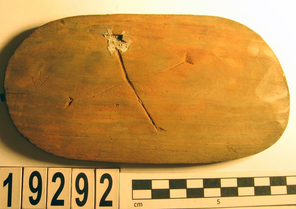 En svepask, i delar. Delarna utgörs av ett lock, en botten samt fragment av svepet. Locket och botten är båda försedda med varsitt bomärke.