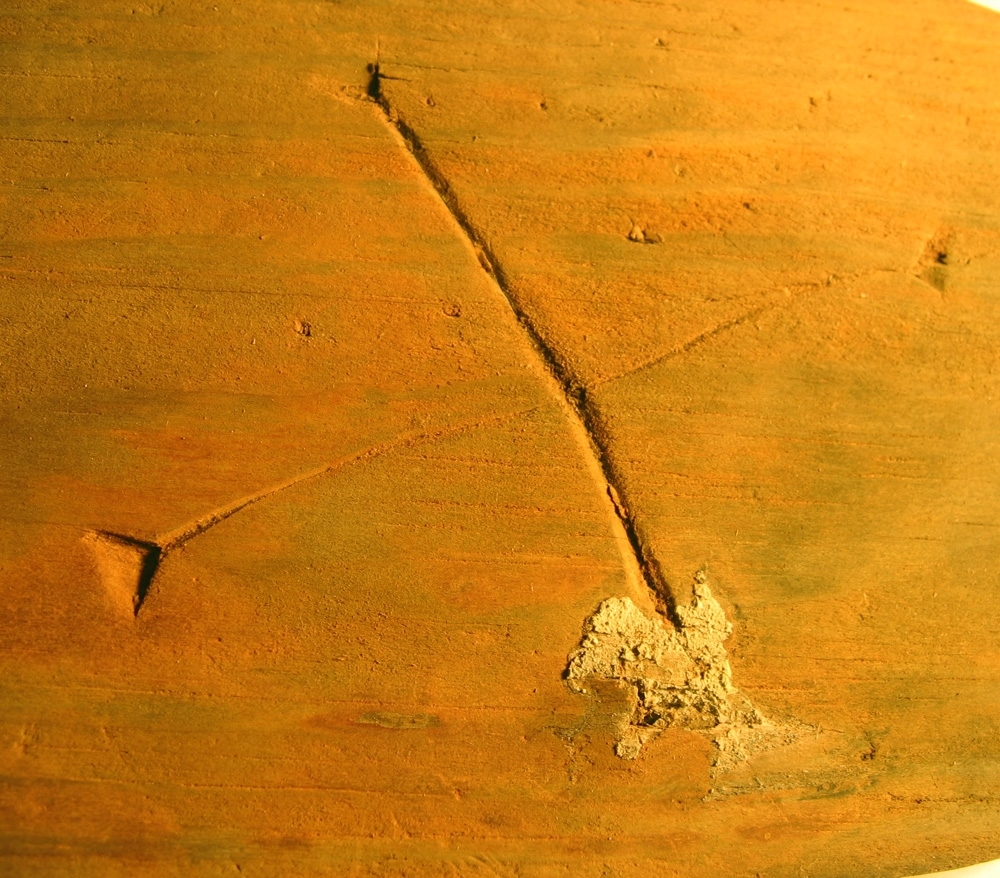 En svepask, i delar. Delarna utgörs av ett lock, en botten samt fragment av svepet. Locket och botten är båda försedda med varsitt bomärke.