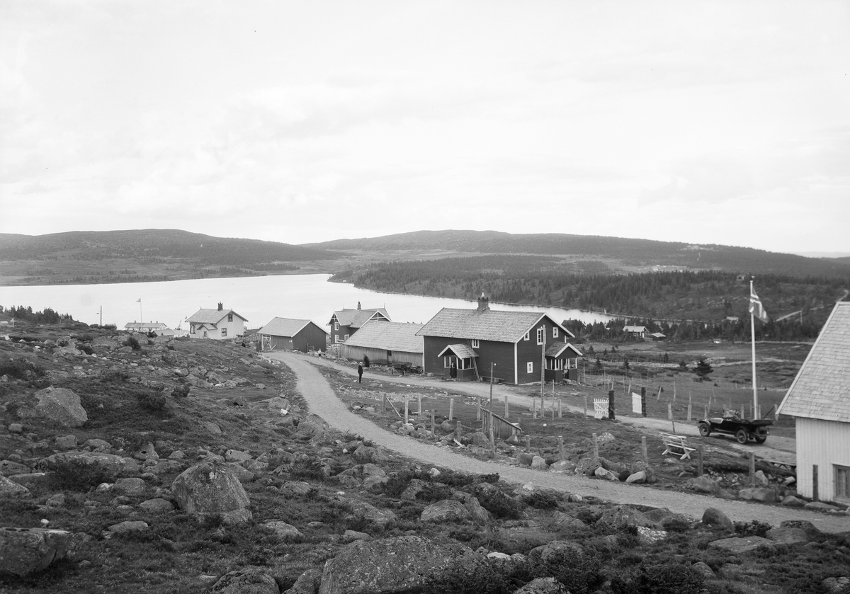 Hyttegrend på Sjusjøen med Sjusjøvannet i bakgrunnen.