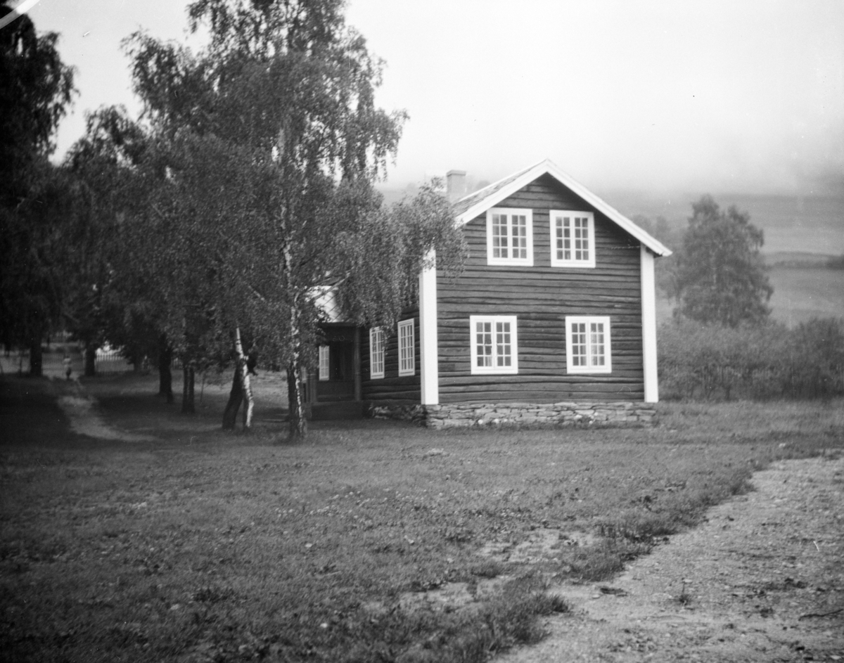 Tømmerhus, senere kalt Snikkersalen, som står ved Gudbrandsdalens Folkehøgskule, Hundorp.