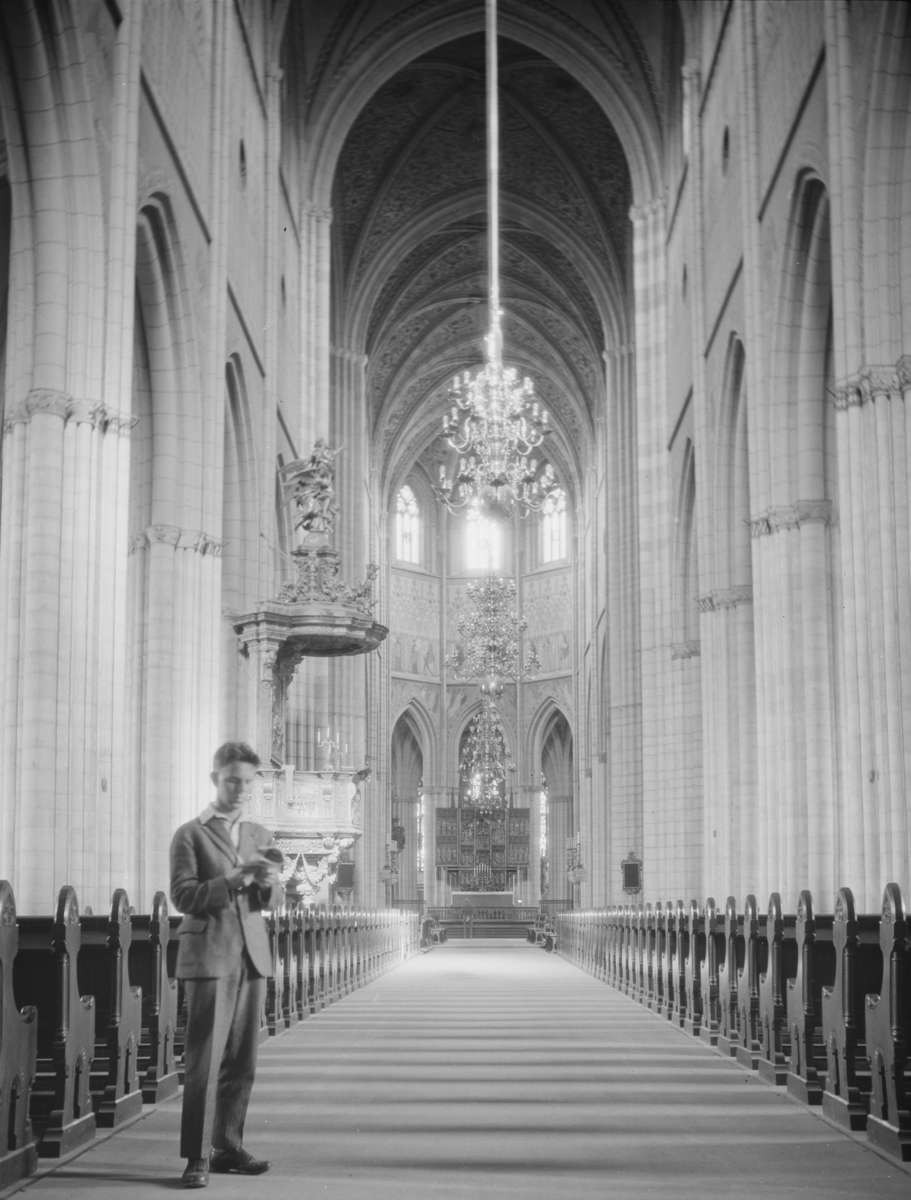 Stockholm, antagelig Storkyrkan, interiør, mann, antagelig Ivar Kluften