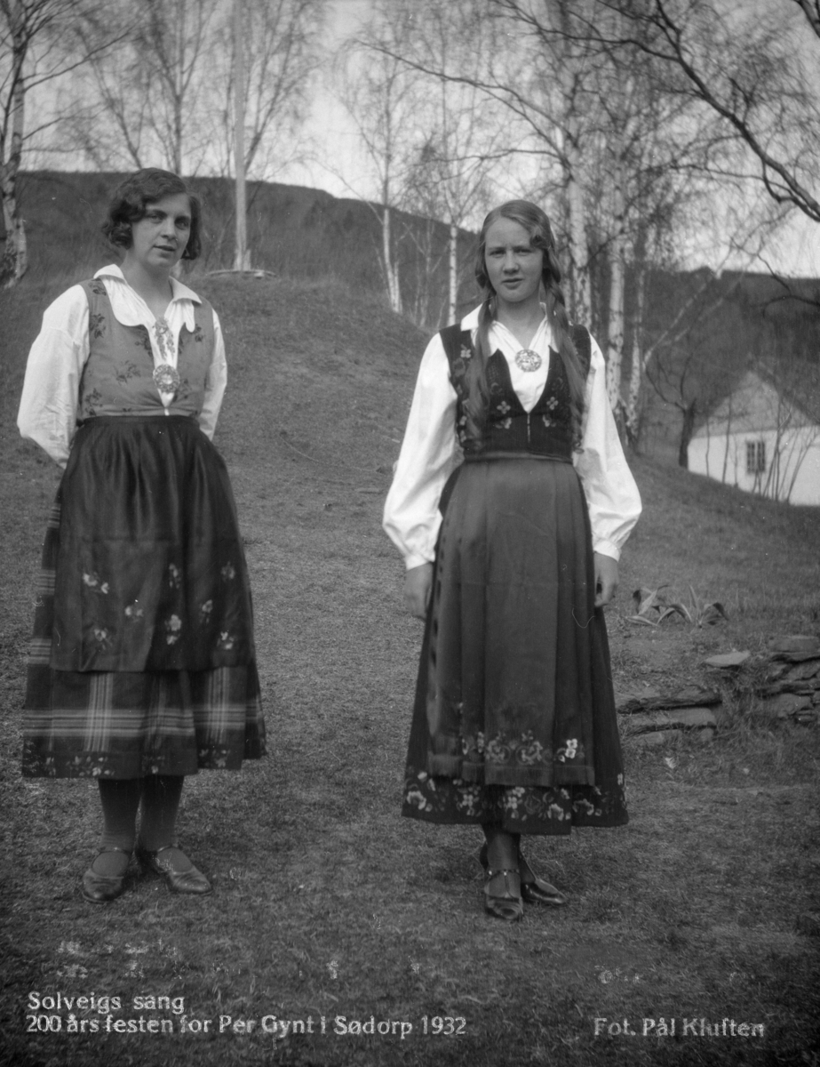 Gudlaug Rudi og Molfrid Kvernes som begge fremførte  "Solveig sang" fra kirketårnet i Sødorp kirke under 200 festen for Per Gynt andre pinsedag 1932.