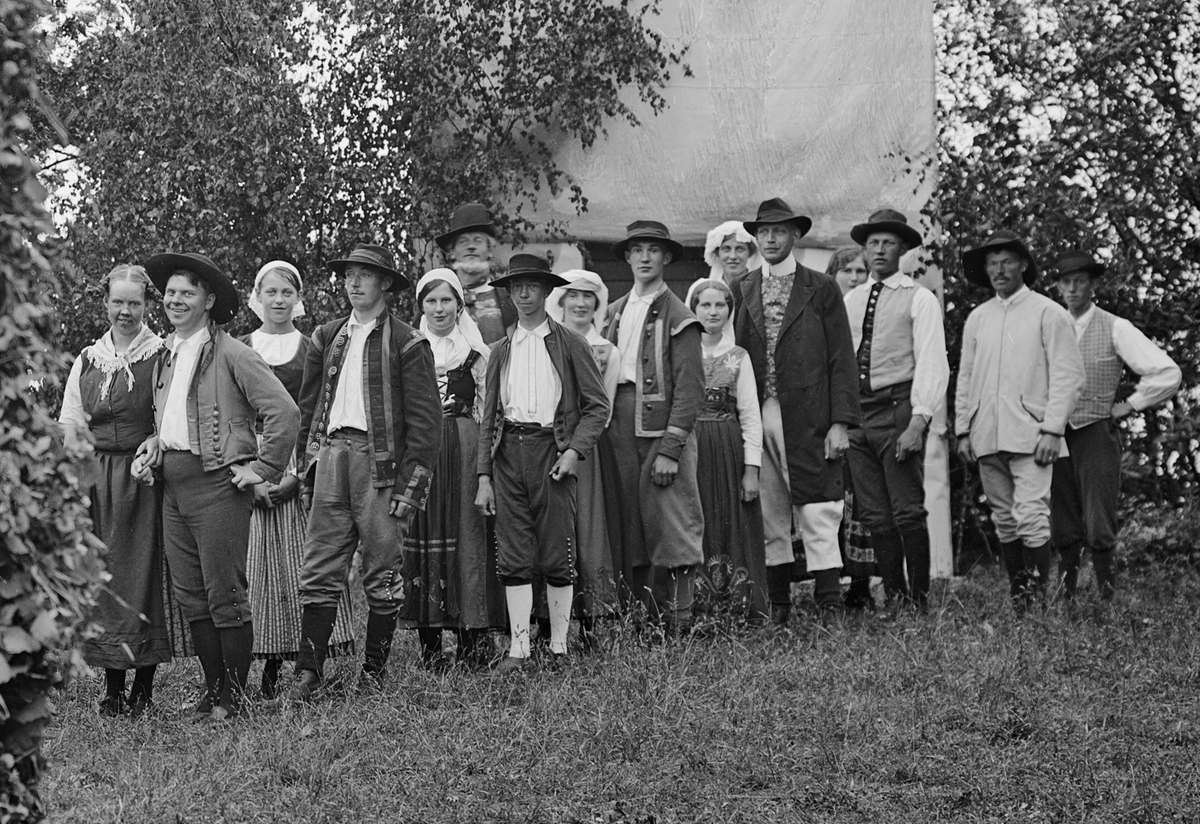 Skådespelarna till en uppsättningen av Värmlännigarna i Borghamn.