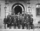 Gruppfoto av officerare utanför Vanäs mäss (garnisonshotellet) år 1900. Namnlista finns på bilaga till 55292.