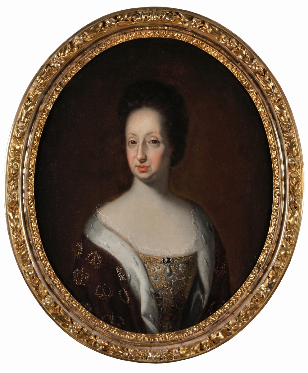 Porträtt, oljemålning på duk, föreställande Hedvig Eleonora, Karl X Gustavs drottning. Midjebild, fas t.v., oval. Klänning med guldbroderier, hermelinbrämad, brun mantel med gyllene kronor. Svartbrunt hår. Mörkbrun fond.
Målning i Ehenstrals slola.
Förgylld oval ram.
(Kat.kort)