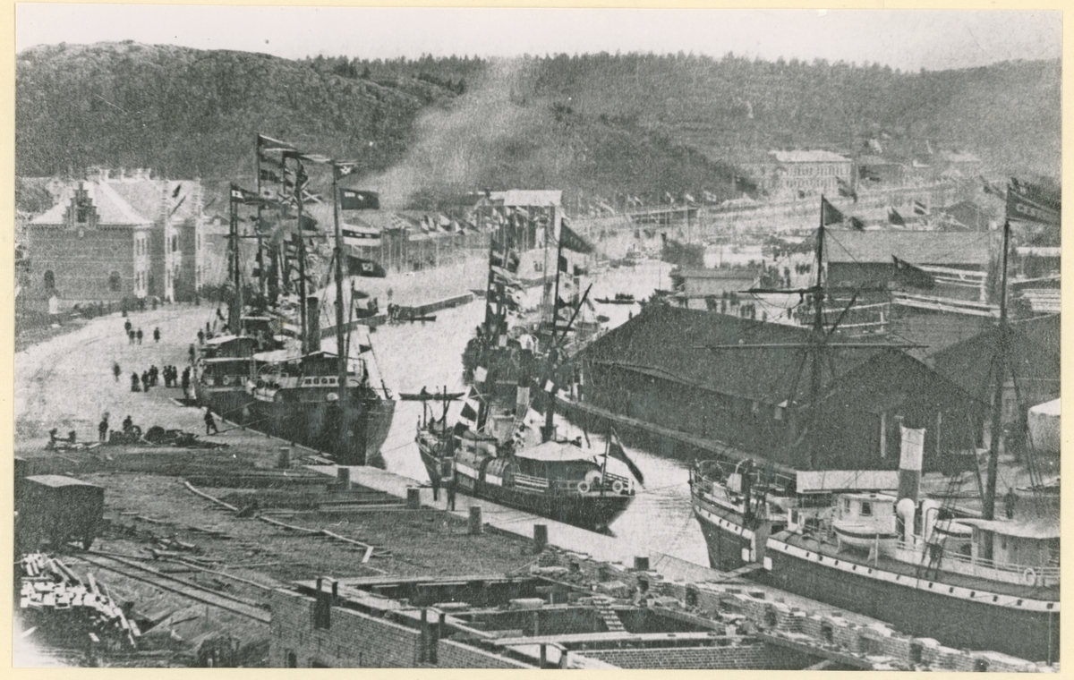 Från Oscar II:s besök i Söderhamn 2 juli 1896. Fartygen från vänster: GERMANIA (ex HÖGBO, namnet som ännu ses målat på bryggan), TELEGRAF (ex SÖDERHAMN, byggt 1856 i Stockholm) och GESTRIKLAND.