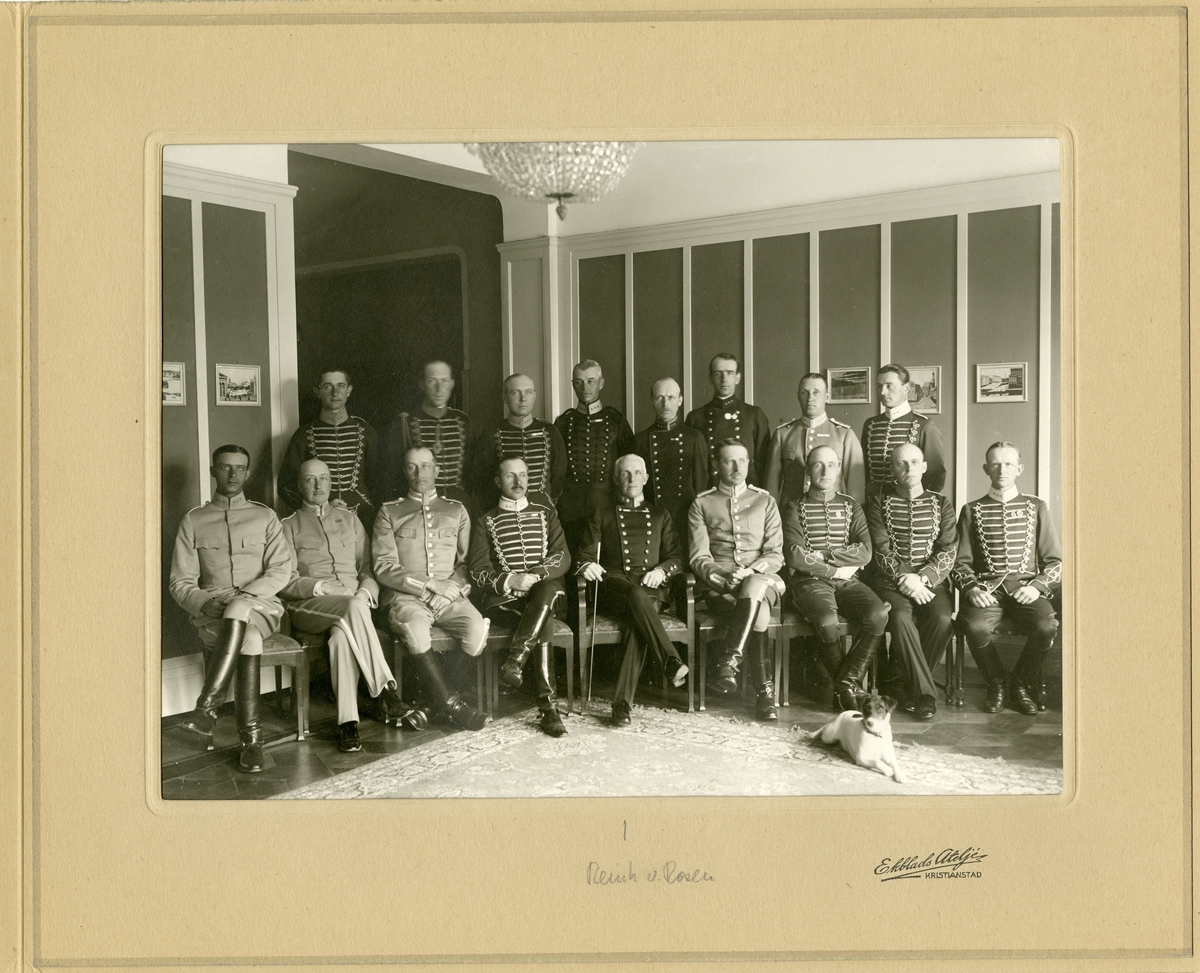 Grupporträtt av officerare vid Skaraborgs regemente I 9 med kavalleri och artillerikollegor, Skövde 1925-1930.
För namn, se bild nr. 3.