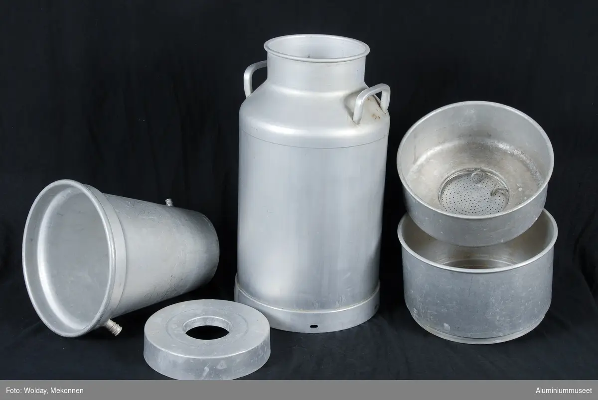 Melkekjøler med sil. Melkekjøleren består av 7 stk. deler: Prelleplate/grovsilplate. Fjær.  Filter.  Silholder.  Overdel. Underdel.  Kjøler.
Form: Sylindrisk.