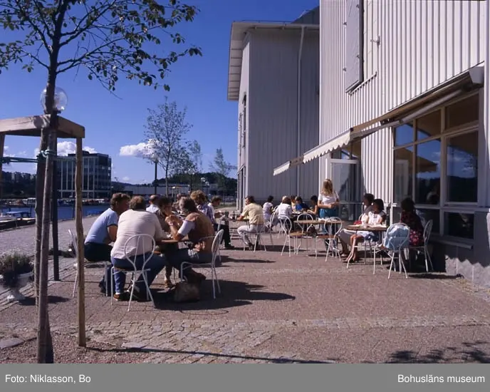 Gäster på restaurang Kajkantens uteservering
