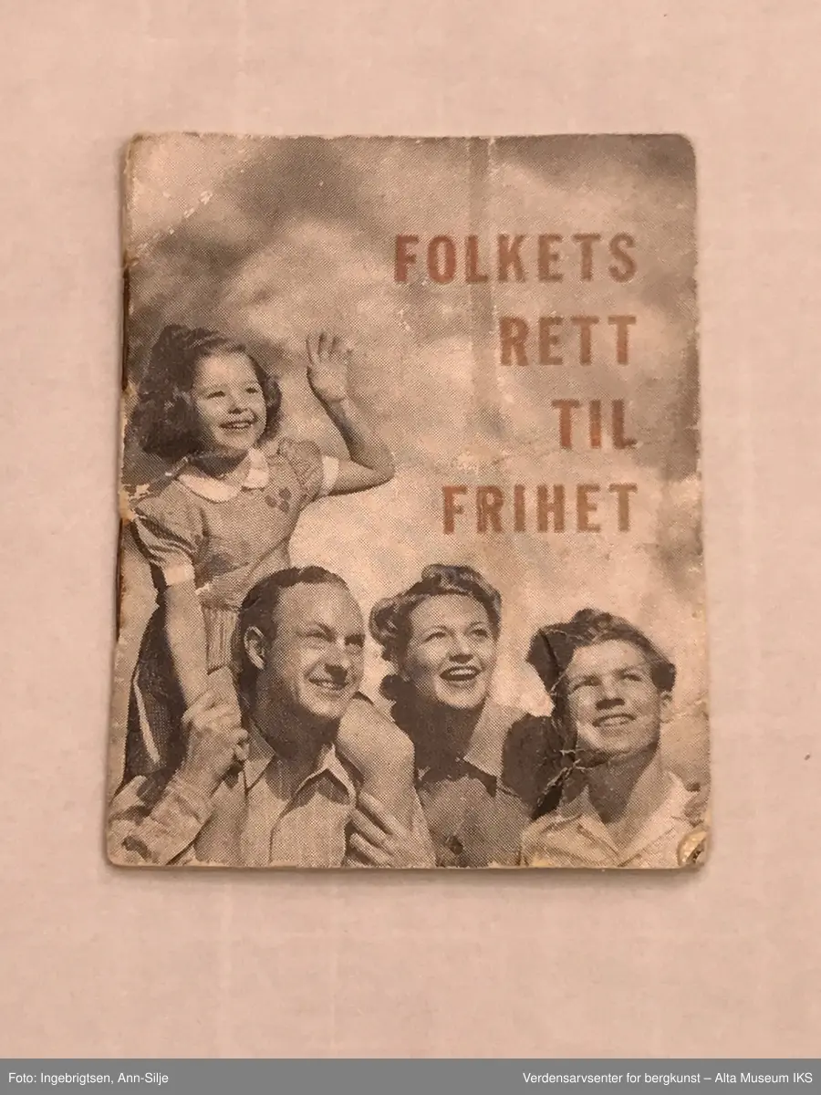 Lite hefte hvor arkene er stiftet sammen. Det er et enkelt fotografi av Sumner Welles på innsiden, og omslaget er illustrert med bilder.