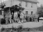 Fästningen. Gruppfoto framför chefsvillan, omkr 1915. Sittande i mörk uniform regementsläkare Linus Hedborg. I främre raden från höger Ernst Ericsson (