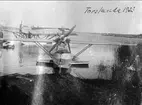 Torslanda år 1923. Flyplanet närmast i bild är en Dornier Libelle 80, flögs av kapten Ballod, ägare av planet var jägmästare Dieden Örebro. Flygplanet bakom är en Maybach - Hansa vilket var marinens beteckning.