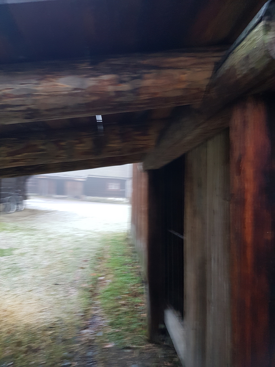 LØE FRA KVISLERBRÅTEN I SØR-ODAL, 1800-1850 
Overført til museet 1942, gjenoppført 1944 

Løa er i to etasjer, med kjørebru for hest og vogn opp til andre etasje. Midt i andre etasje ligger rommet som kalles låven. Hit ble korn og høy kjørt, og kornet ble tresket på låven. På begge sider av låverommet er det fôrrom som går over begge etasjer, fra golv til møne. Det ene ble brukt til korn, og det andre til høy. I første etasje kalles midtrommet underlåve. 

(Tekst hentet fra By og bygd 43, 2010)