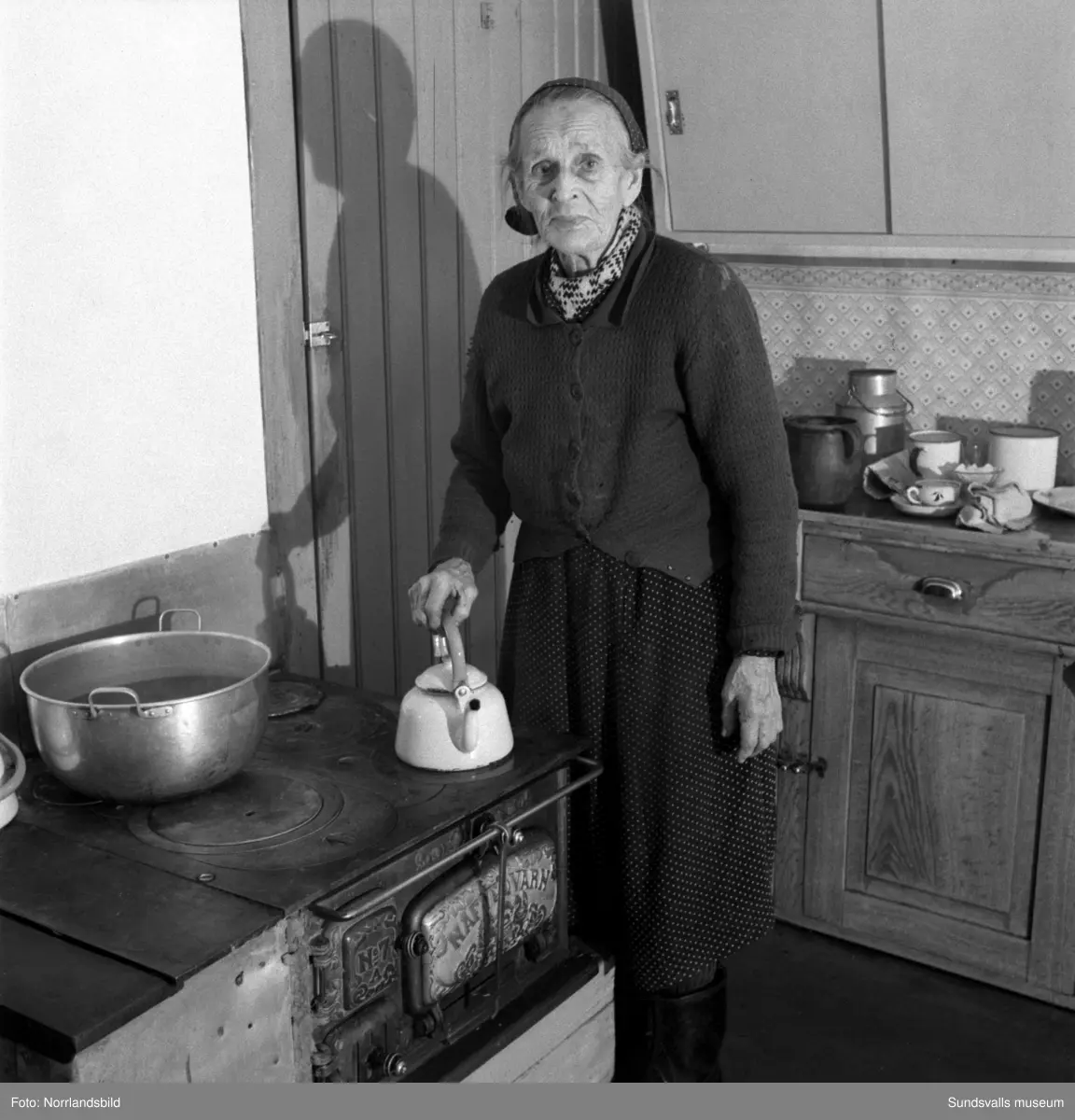 Julförberedelser hos några familjer i Bredsjön, Ljustorp.