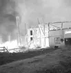 Ladugårdsbrand i Myrö.
Juni 1956.