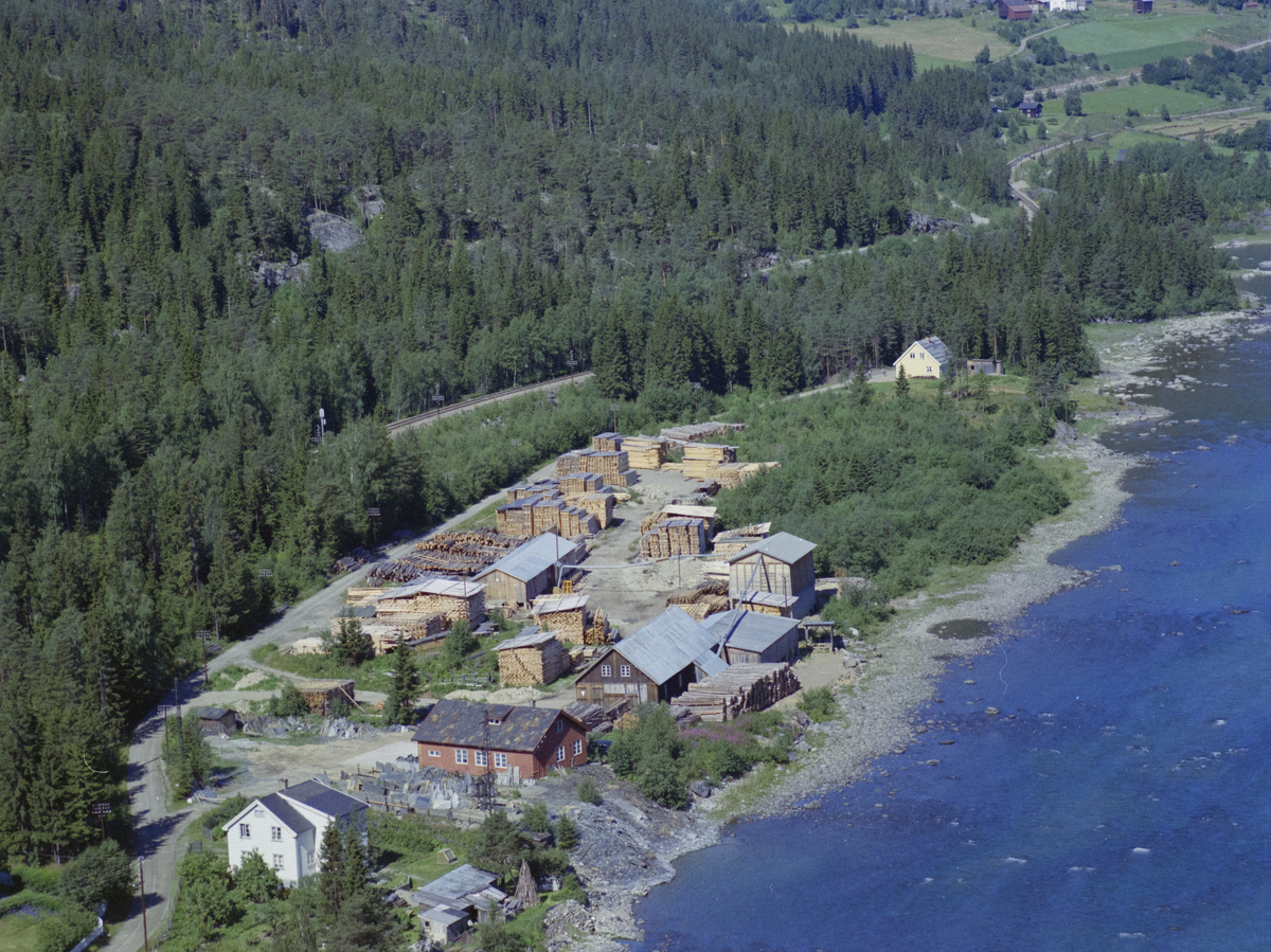 Øyer, Tretten sentrum,Nordmelia like nord for Tretten stasjon. Tidligere Botterudsaga, nå Gudbrandsdal steinindustri. Gudbrandsdalslågen,kulturlandskap, bygninger,