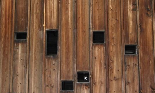 Veggen bak scena med små glassruter i ulike høyder