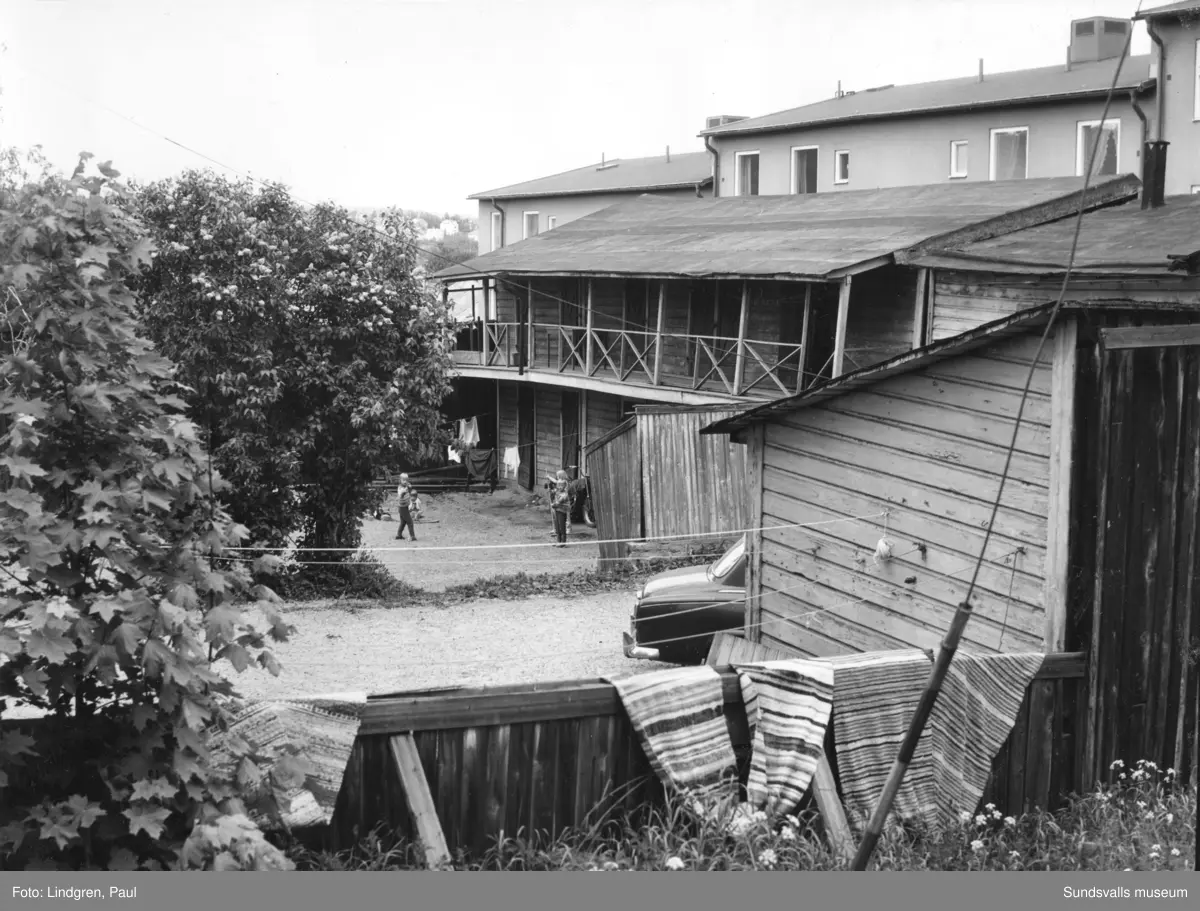 Bakgård med uthuslänga. Nybrog 41 A