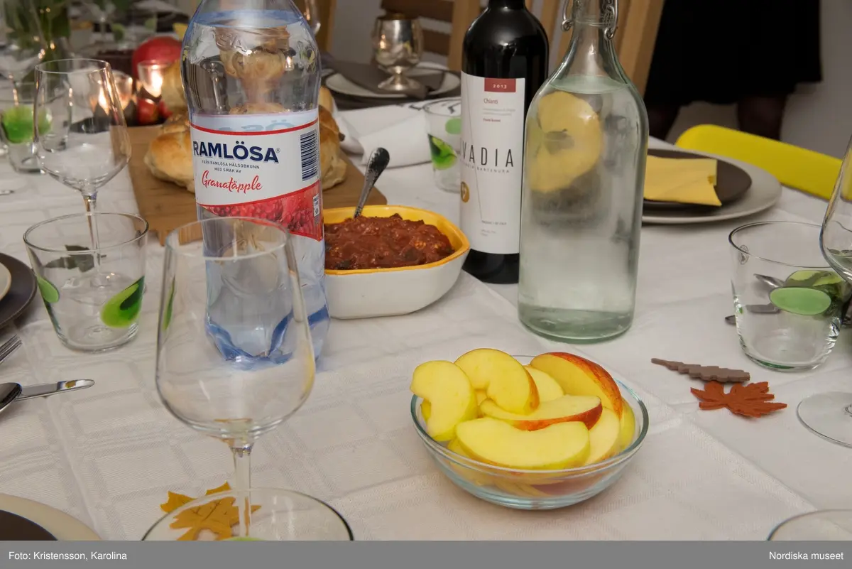 Rosh Hashana. Maten på ett judiskt nyårsbord: granatäpple, honung, bröd, äppelskivor, hummus, aubergine- och tomatröra, I köket: köttgryta (Hammin??) med sötpotatis, blomkål med citron, kycklingklubbor, ingefärssoppa, kryddris med linser och russin.