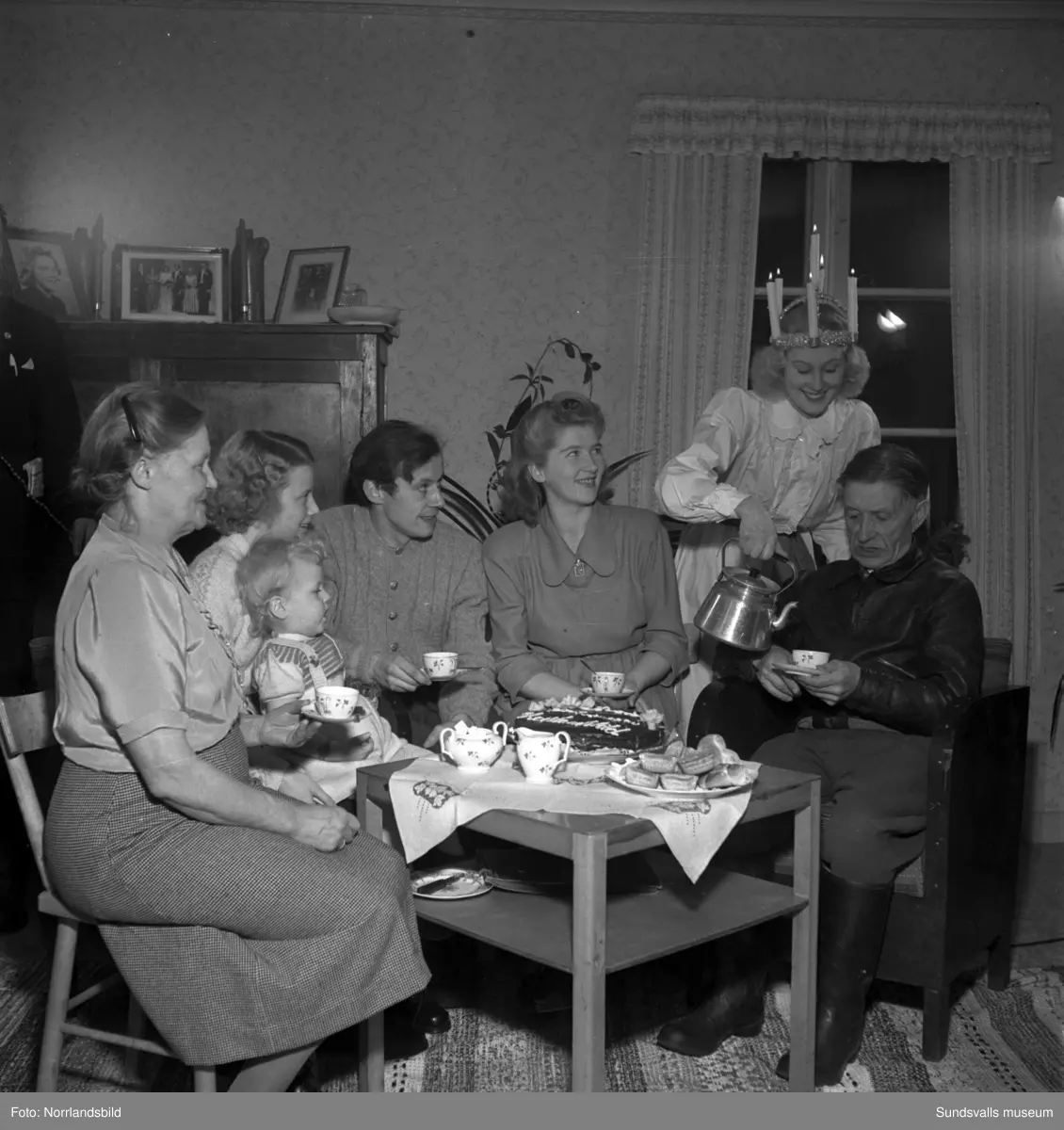 Medelpads lucia 1949, Gunvor Lindqvist, uppvaktas i hemmet i Järkvissle.