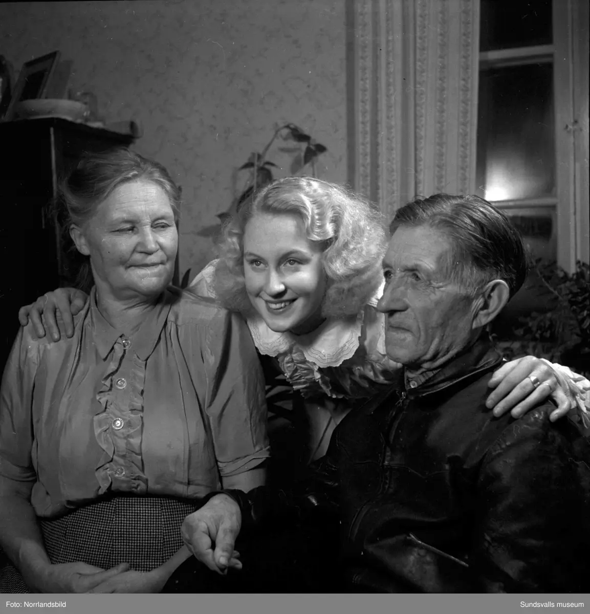 Medelpads lucia 1949, Gunvor Lindqvist, uppvaktas i hemmet i Järkvissle.