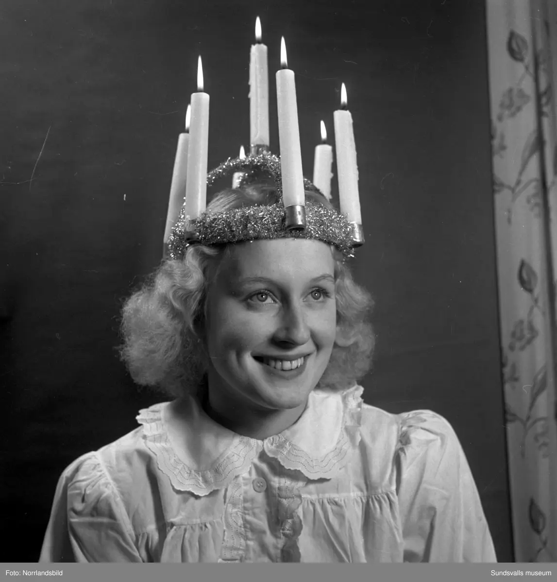 Medelpads lucia 1949, Gunvor Lindqvist, uppvaktas i hemmet i Järkvissle.