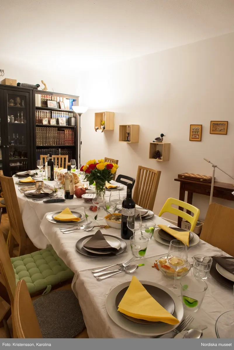 Rosh Hashana. Maten på ett judiskt nyårsbord: granatäpple, honung, bröd, äppelskivor, hummus, aubergine- och tomatröra, I köket: köttgryta (Hammin??) med sötpotatis, blomkål med citron, kycklingklubbor, ingefärssoppa, kryddris med linser och russin.