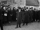 Landshövding Sigfrid Linnér och förre häradshövdingen Axel Olivecrona vid avtäckningen av minnesvården över häradsdomare E E Eriksson i Fullerö, Gamla Uppsala kyrkogård