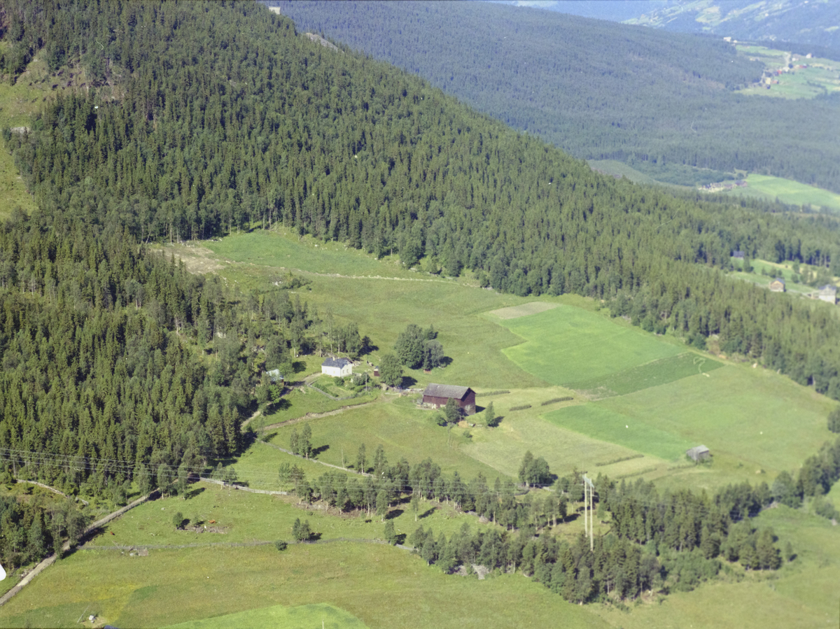 Sør-Fron, Harpefoss, Øyvindsrud eller Øivindsrud. Oversiktsbilde, kulturlandskap, bygninger, gårdsbruk, skog