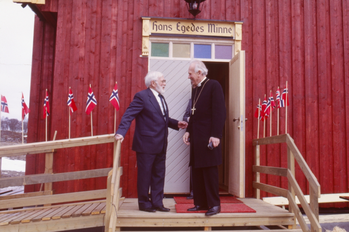 Edvard Ruud og biskop Nergård utenfor kapellet på Elgsnes.