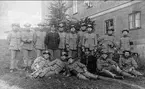 Gruppfoto av militärer, brevkort. Foto: Ateljé Standard Stockholm. Gåva av Birger Persson, genom Gunvor Björling, Skara.