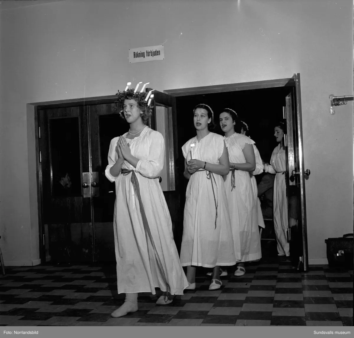 Verkstadsskolans luciafirande 1950. På första bilden ses från vänster: okänd, Britt Marie Johansson, Majlis Näsholm, Britt Karlsson, lucian Iris Oskarsson, Ingrid Gillström, Ulla Britt Olsson, Signe Nyström, okänd, okänd.
