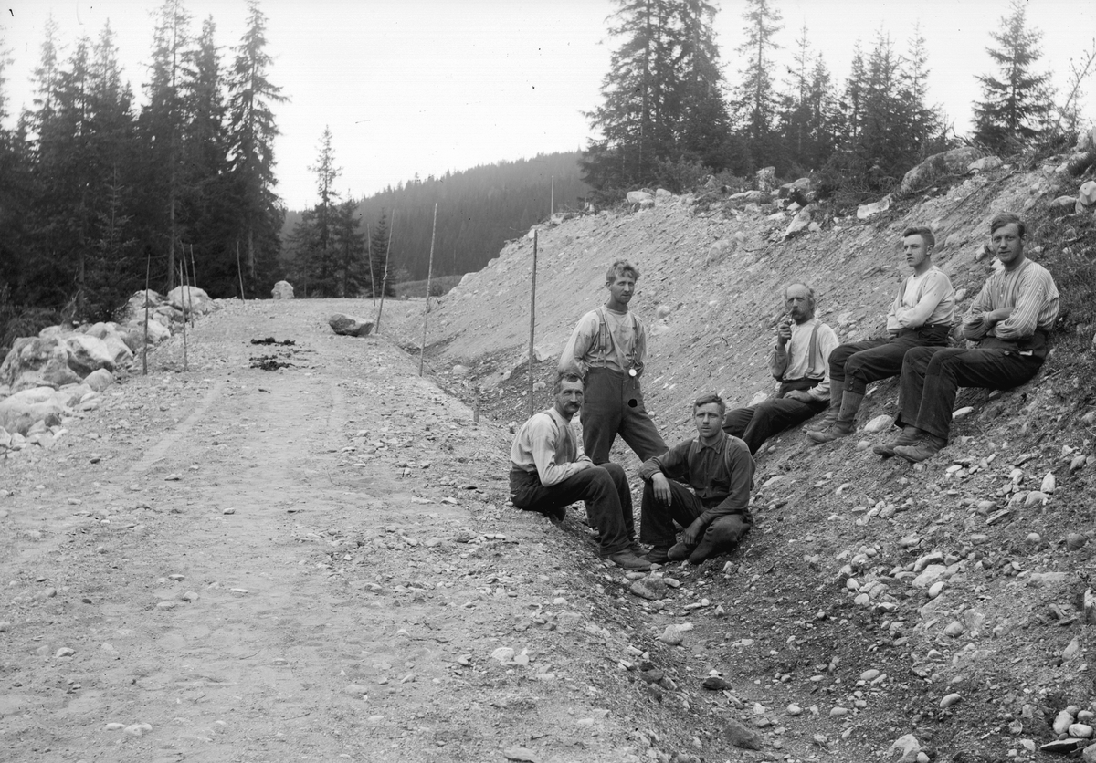 Dokumentasjon av arbeid med et veiprosjekt, ant i Trysil. Ukjente arbeidere. Vegbygging. Dessverre har vi ikke fått bekreftet opplysninger om hvilket prosjekt det er, men det kan være fra 1913, og bygging av vegen mellom Nybergsund og Innbygda.