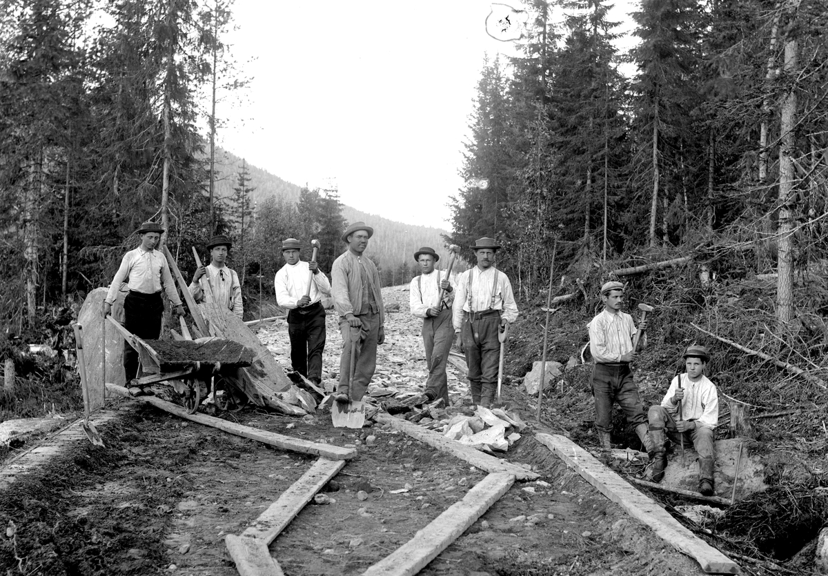 Dokumentasjon av arbeid med et veiprosjekt, ant i Trysil. Ukjente arbeidere. Vegbygging. Dessverre har vi ikke fått bekreftet opplysninger om hvilket prosjekt det er, men det kan være fra 1913, og bygging av vegen mellom Nybergsund og Innbygda.