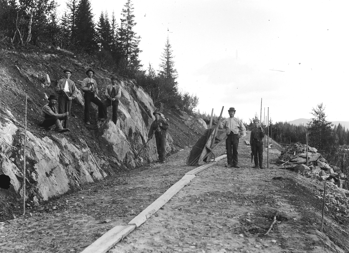 Dokumentasjon av arbeid med et veiprosjekt, ant i Trysil. Ukjente arbeidere. Vegbygging. Dessverre har vi ikke fått bekreftet opplysninger om hvilket prosjekt det er, men det kan være fra 1913, og bygging av vegen mellom Nybergsund og Innbygda.
