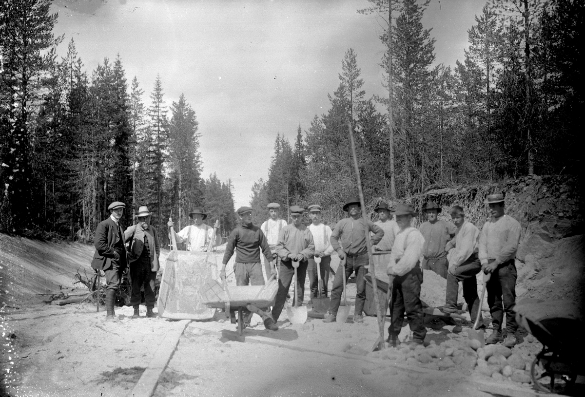 Dokumentasjon av arbeid med et veiprosjekt, ant i Trysil. Ukjente arbeidere. Vegbygging. Dessverre har vi ikke fått bekreftet opplysninger om hvilket prosjekt det er, men det kan være fra 1913, og bygging av vegen mellom Nybergsund og Innbygda.