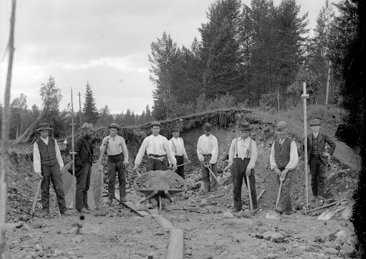 Dokumentasjon av arbeid med et veiprosjekt, ant i Trysil. Ukjente arbeidere. Vegbygging. Dessverre har vi ikke fått bekreftet opplysninger om hvilket prosjekt det er, men det kan være fra 1913, og bygging av vegen mellom Nybergsund og Innbygda.