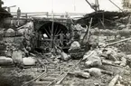 Arbetspaus vid den 1933 torrlagda Systraströmmen i Kalmar. I fonden  syns Tullbron.