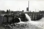 Slottsfjärden i Kalmar töms på vatten inför den arkeologiska utgrävningen 1932-1934.