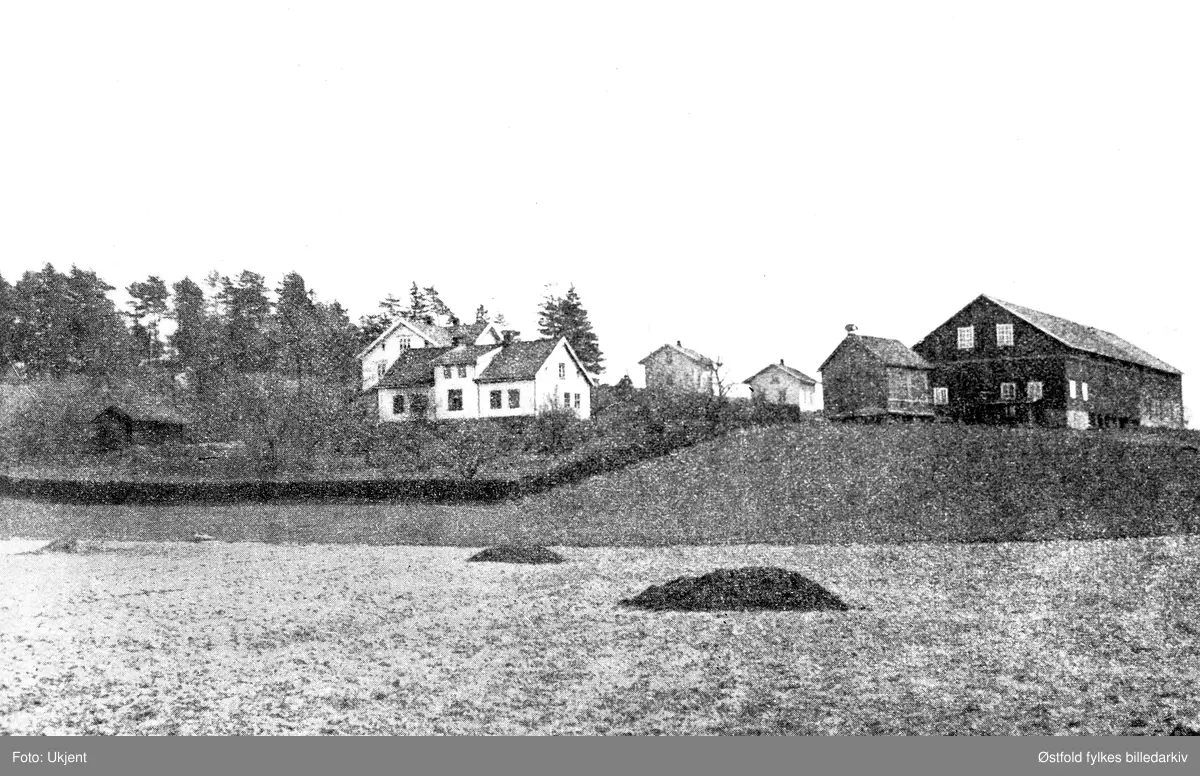 Tveiten pleiehjem i Trøgstad ca. 1920 (?).

"Trøgstad kommune kjøper Tveten til fattiggård.
I 1896 valgte herredstyret i Trøgstad  en komité til å utrede og komme med forslag angående opprettelse av en fattiggård. Denne skulle også undersøke disse forholdene i noen andre bygder. 
Komitéen fremla samme året forslaget om at eiendommen Tveten innkjøpes til fattiggård. Eiendommen hadde 250 mål innmark, 150 mål hageskog og 350 mål fjellskog, kjøpesummen var kr. 18.000. Da saken kom opp i herredstyret ble der atskillig debatt, forslaget ble vedtatt med 17 mot 5 stemmer. Til dekning av utgiftene skulle det oppta lån i Hypotekbanken. Det ble opplyst at der på Tveten skulle bli plass for 20 undertsøttede. Den aminnelige betalingen sees å være kr. 25 pt. kvt. Denne gården skulle så komme til å bli bygdens pleiehjem fram til 1953, da den nye Trøgstad-heimen sto klar for å tas i bruk. " Kopi fra tekst pålimt fotokort.