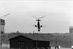 Karlsborg, fästningen. Försvarsutställning vid vallarna, jubelåret 1969. Här uppvisning av helikopter.