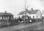 Hjortas i Brunn före det att bryggstugan byggdes om till banklokal.
Kommunalnämndens ordförande Erik Lund som syns på bilden ägde och bodde i det vita huset.