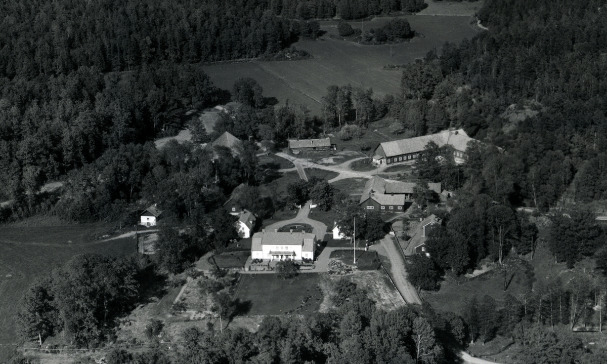 Flygfoto över Virums gård i Misterhults socken. Vykortsförlaga, obeskuren och beskuren.