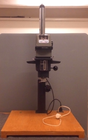 Durst Unomat Forstørrelseapparat for inntil 6,5 x 9 cm filmstørrelse. Diffusorforstørrer med søyle og bunnplate.