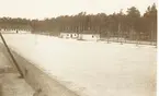 Karlsborg. Infanterivolontärskolan, senare rekrytskolan för infanteriets officers-och reservofficersaspiranter. Luxbelysning anordnades i början av 1903 i lektions-och matsalar samt i markenteriet.För yttre belysning upsattes 3 luxlampor på stolpar, 2 på främre och en på bakre gården.