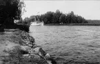 Karlsborg, Göta kanal. Passagerarbåt passerar Kanalholmen ut mot Vättern, tidigt 1900-tal. Foto: Axel Sjöberg.