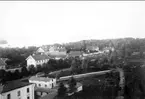 Fästningen, kort taget från kyrktornet. Närmast i bild befälsbyggnad, fästningstorget med byggnader och gamla värdshuset (brann på 1880-talet).