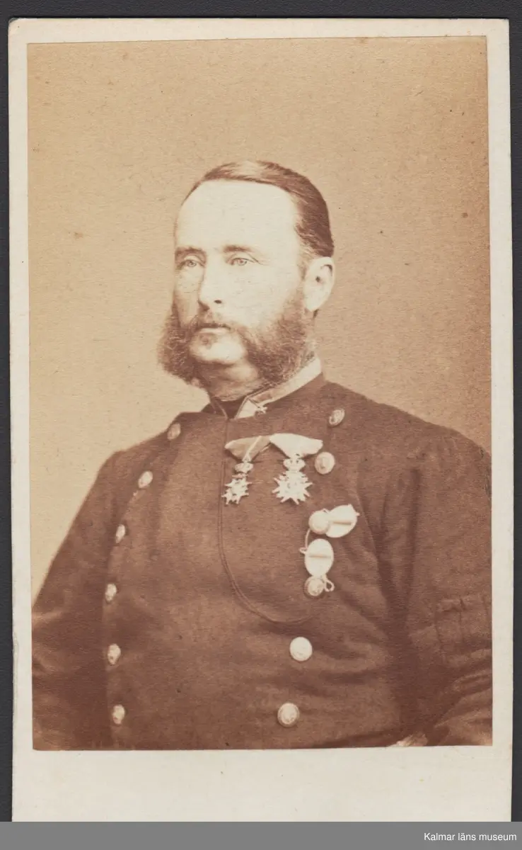 KLM 28583:20:42:1-4. Fotografi. 4 stycken porträtt i fickformat. Herrar med militäranknytning. Text på baksidan men det har ej gått att fastställa identitet.
