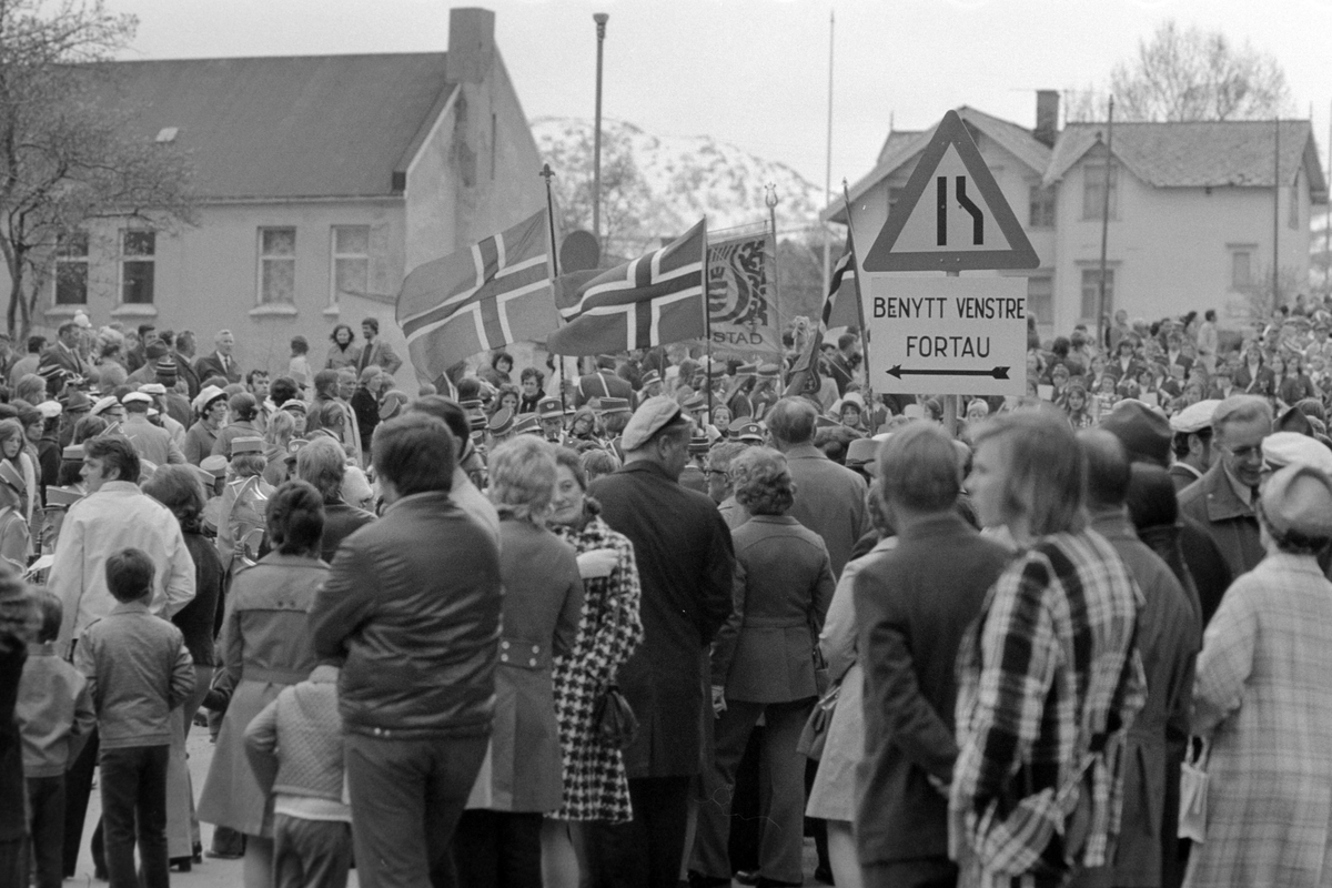 Folk, flagg og musikkorps i Generalhagen.