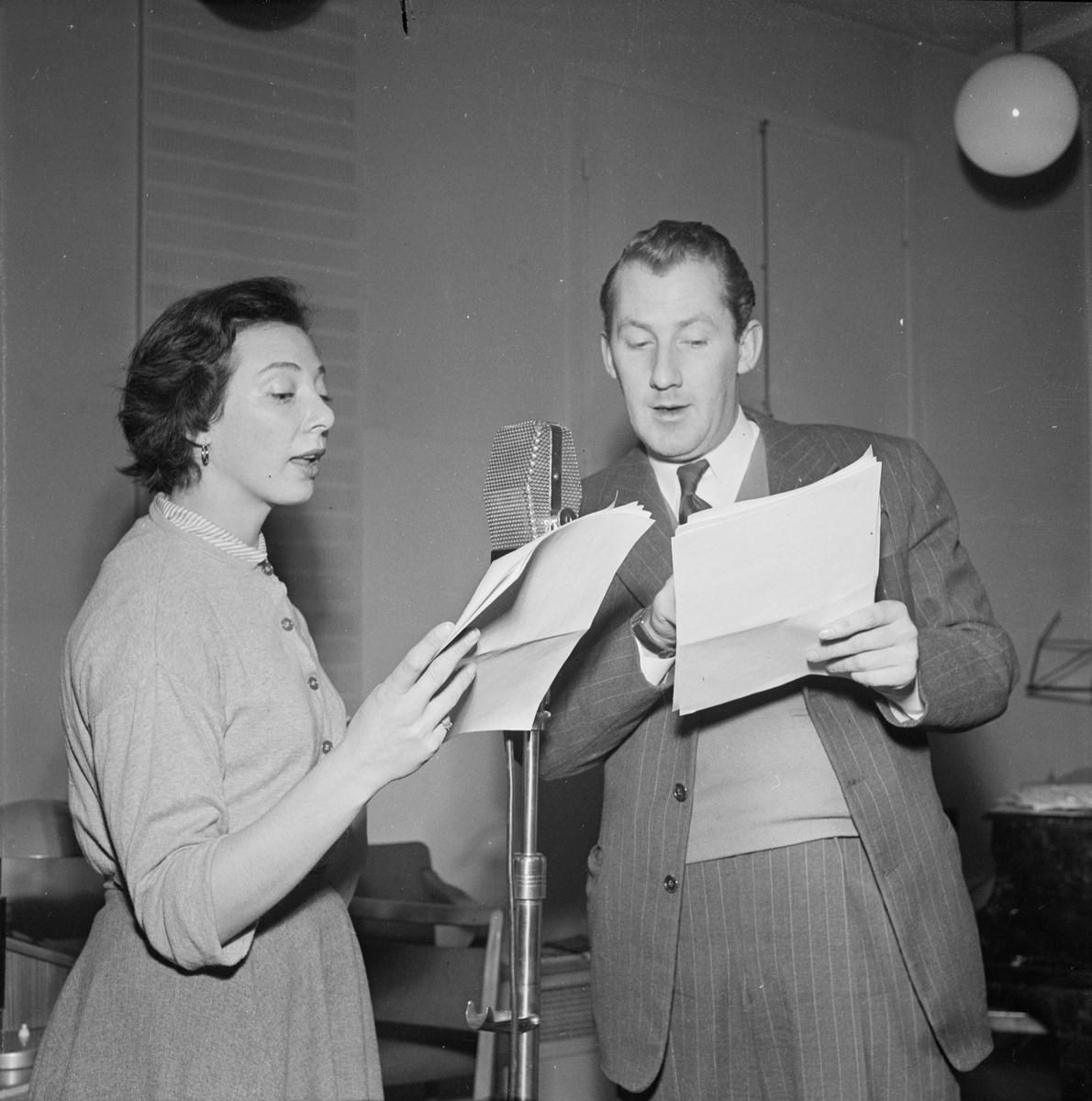 Skådespelarna Fylgia Zadig och Bengt Eklund i radioutsändning, Uppsala 1955
